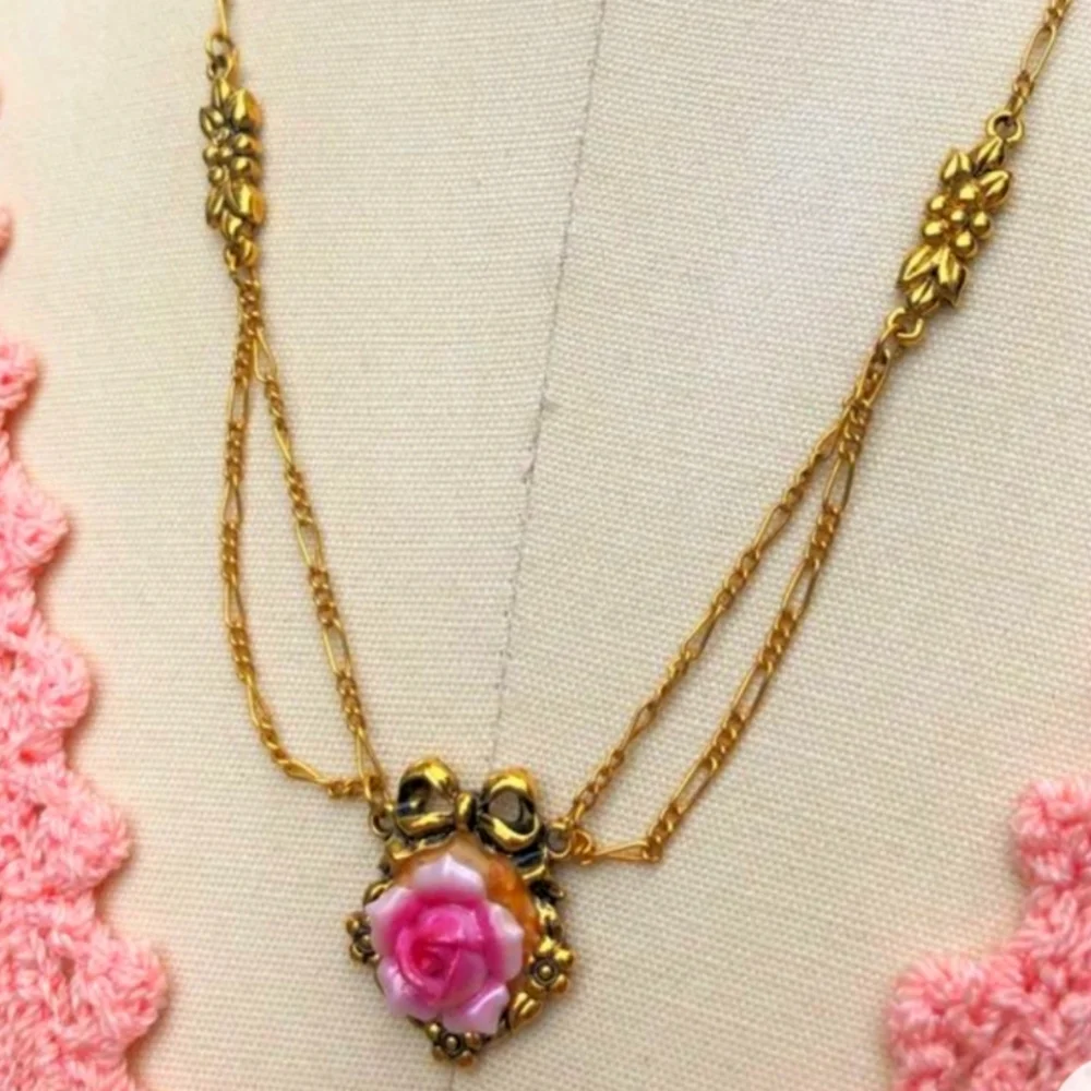 Lovely Vintage Gold-tone Pink Porcelain Rose Pendant Necklace by Avon - Picture 9 of 9